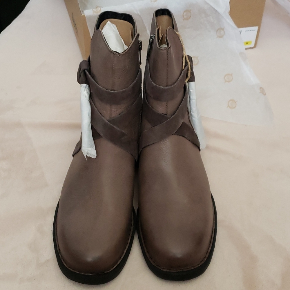 Born NWOT Boots